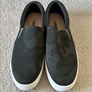 Green Camo women’s sneakers size 8. Barely worn. Cushionare. Very comfortable.